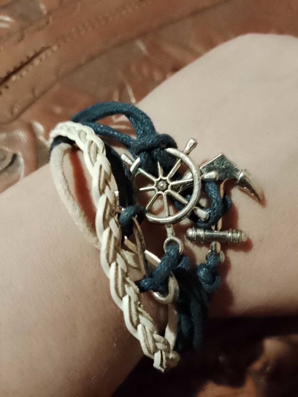bracelet bleu/blanc en fils et m&eacute;tal argent&eacute;. Bijoux et montres