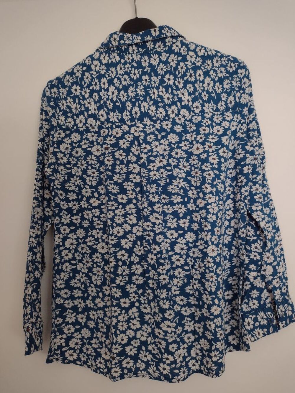 Joli chemisier neuf bleu &agrave; fleurs Vêtements