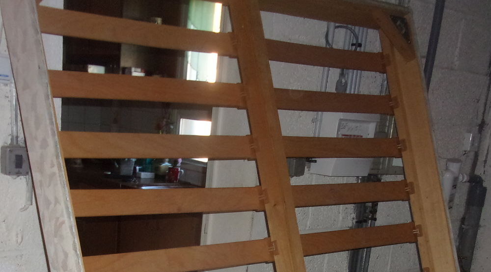 un tout petit prix lit merisier 140x190 ,pr&ecirc;t &agrave; emp Meubles