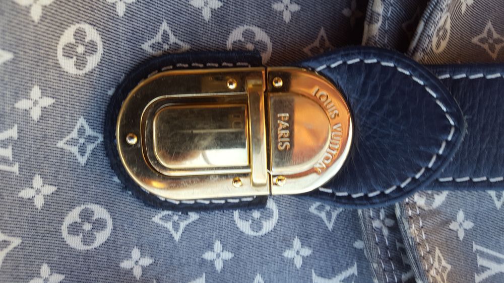 Sac Bandouli&eacute;re Vuitton .Cuir et vinyl . Maroquinerie