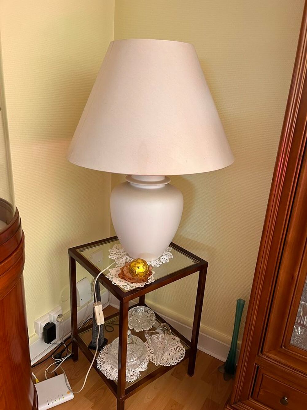 LAMPE BLANCHE AVEC PETITE TABLE EN VERRE Décoration