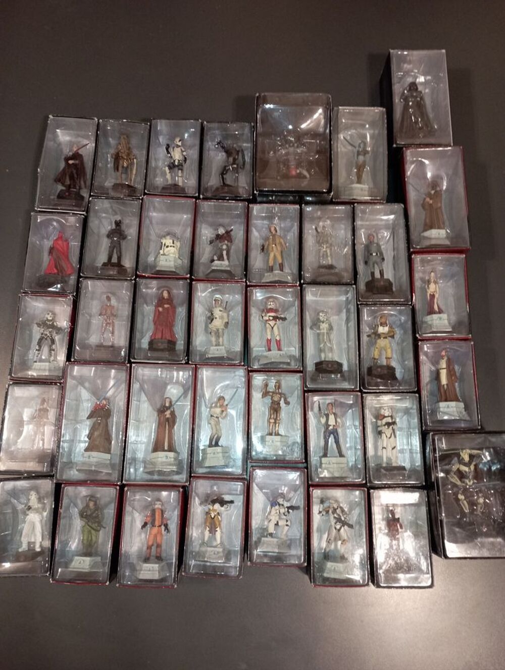 40 figurines d'&eacute;chec Star Wars Lucasfilm &eacute;chelle 1:24 