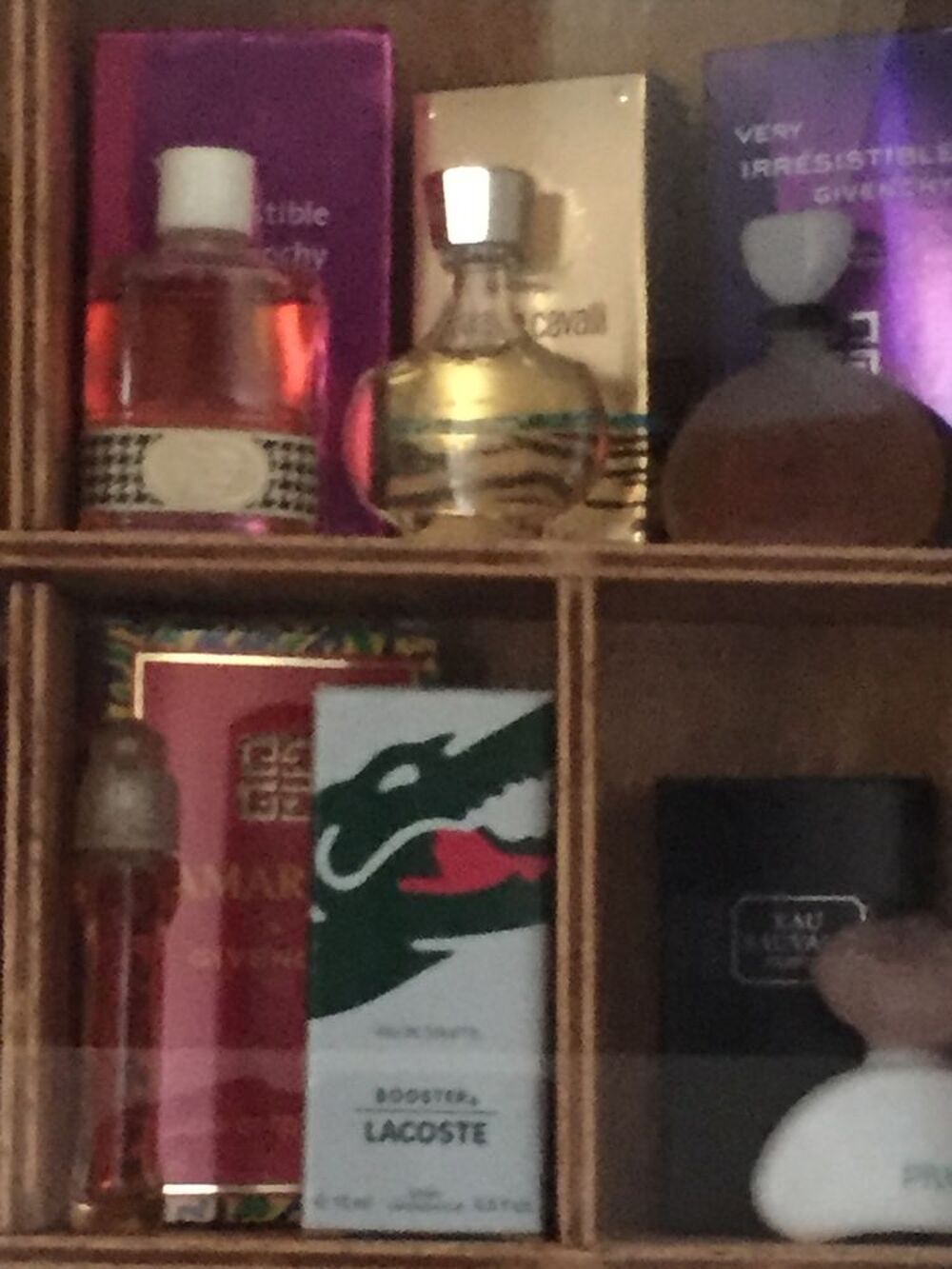 vitrine vendu avec &eacute;chantillons de parfums 