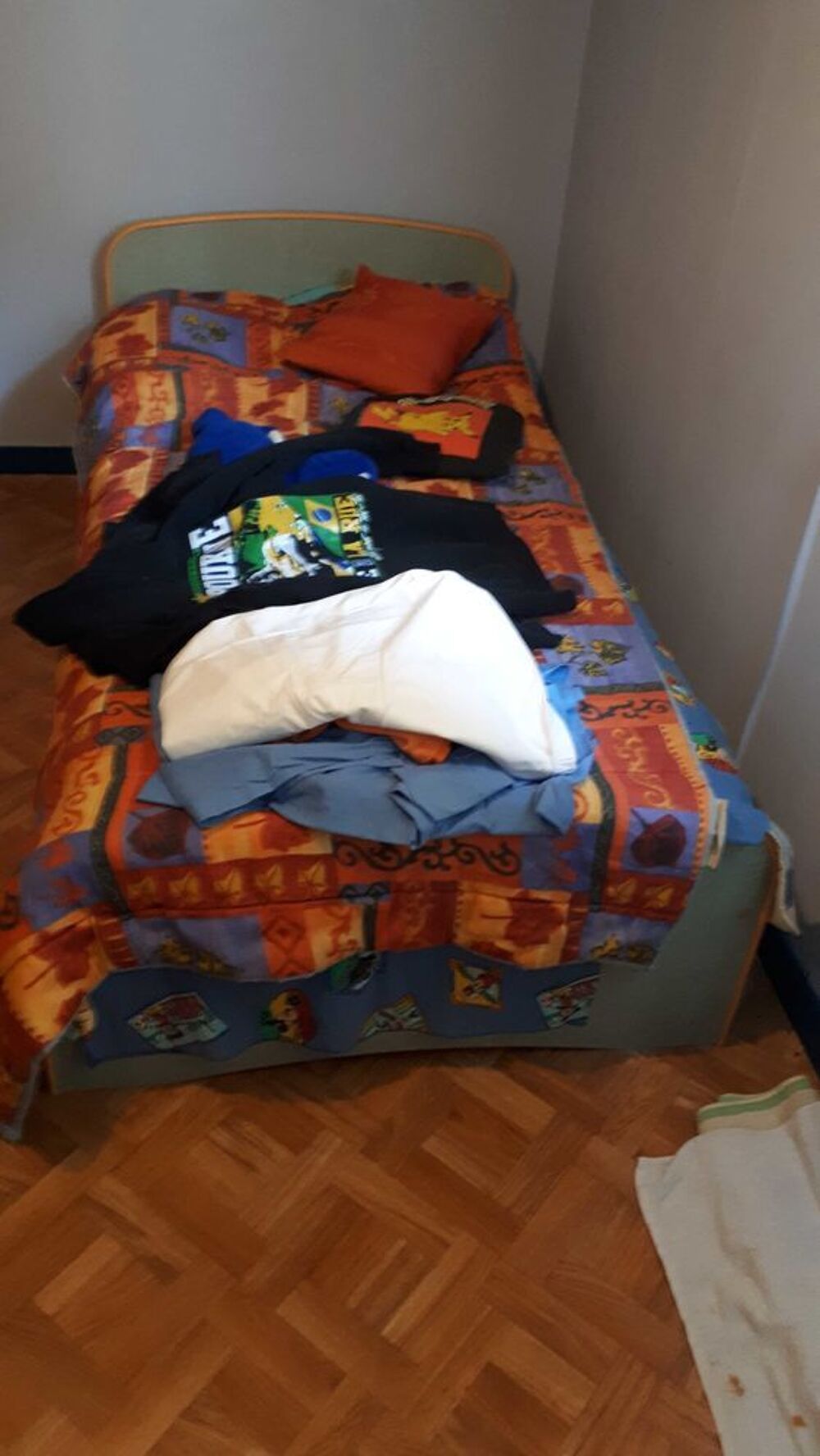 donne cause d&eacute;m&eacute;nagement, grand buffet de salon +lit 1 places avec sommier et matelas Meubles