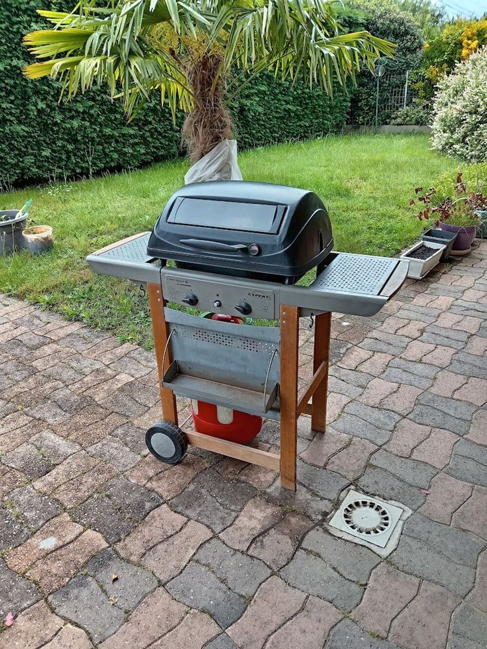 1 barbecue gaz avec pierres de lave Electroménager