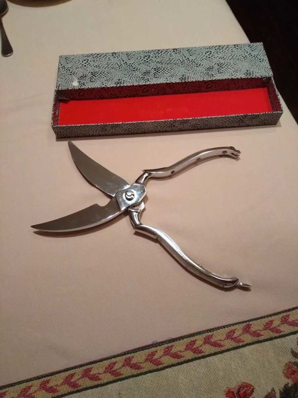 CISEAUX &agrave; € DECOUPER LA VOLAILLE MARQUE " NOGENT "EN NACRE, JAMAIS UTILISE AVEC SA BO&Icirc;TE D'ORIGINE : ANNEES 1970's EN PARFAIT ETAT Electroménager
