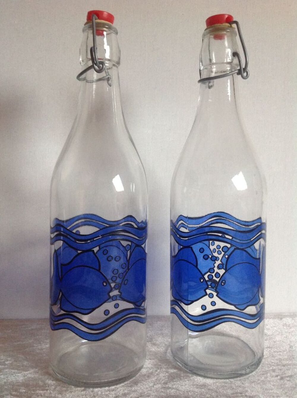 DEUX BOUTEILLES VERRE SE?RIGRAPHIE?ES POISSONS BLEU Décoration