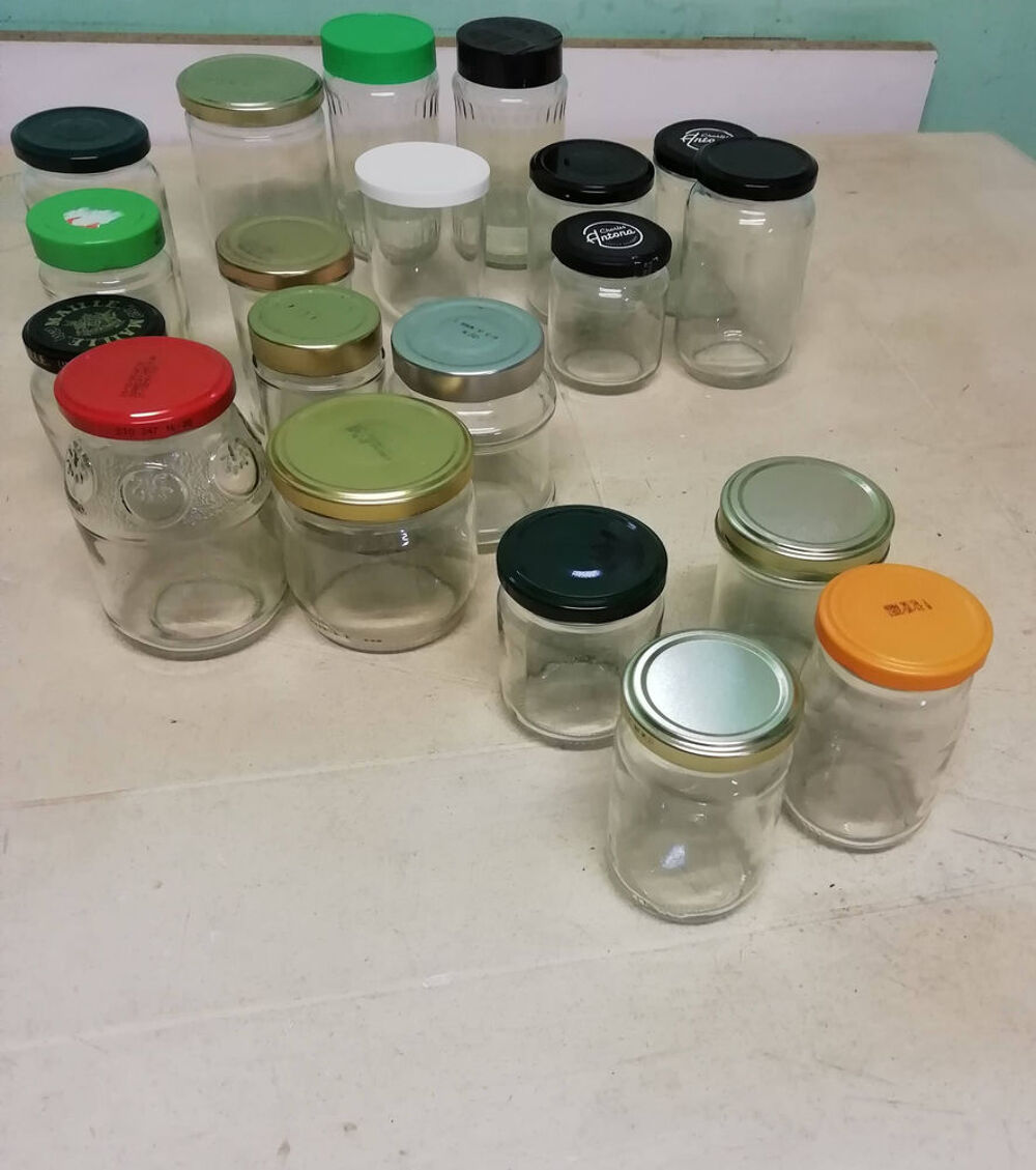 20 pots de confiture de diff&eacute;rentes tailles nettoy&eacute;s Cuisine