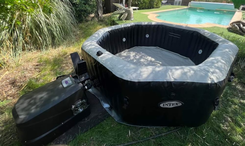 Spa gonflable octogonal Intex 6 places Jardin