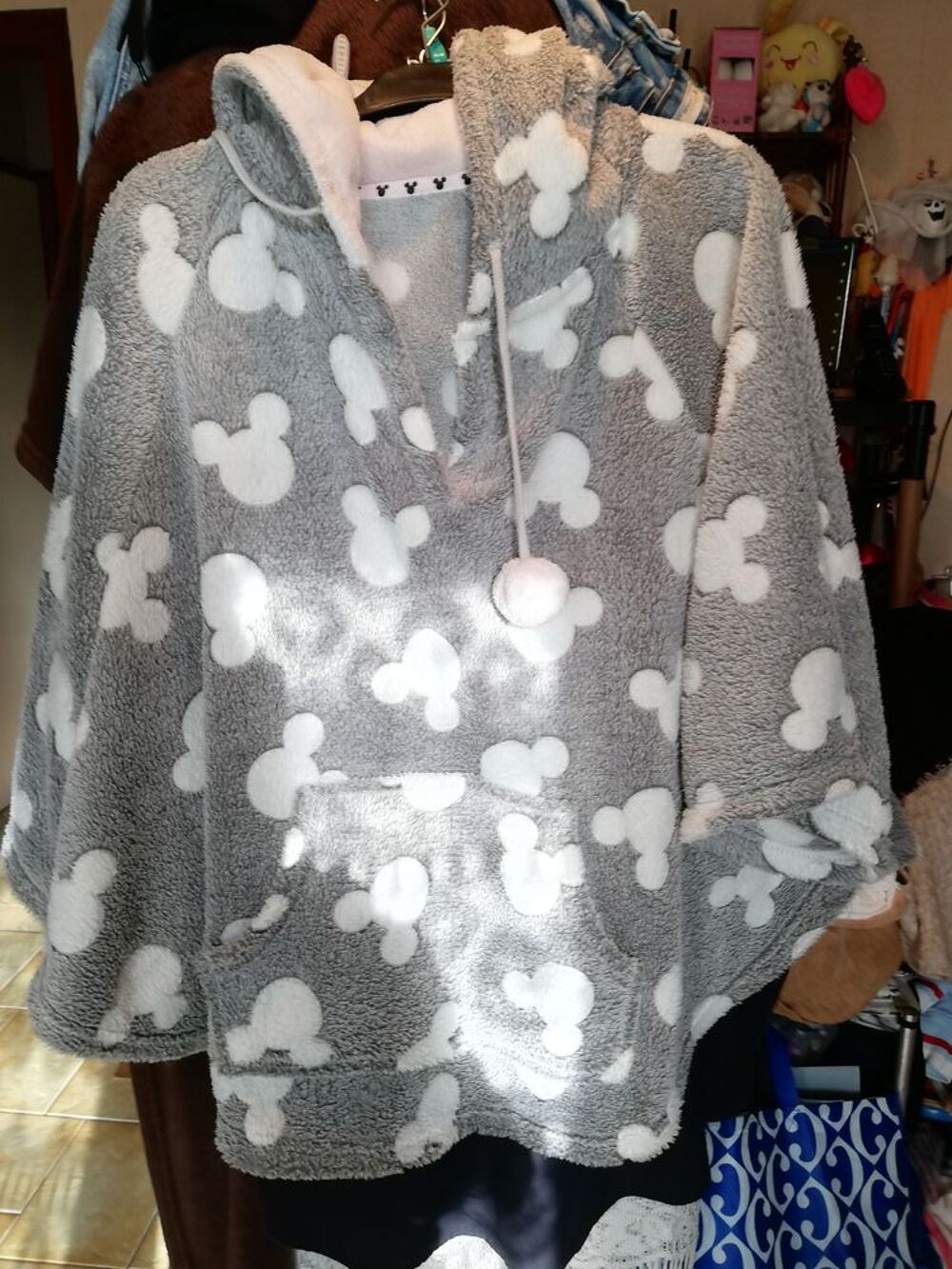 Cape poncho &agrave; capuche en pilou moelleux
Vêtements