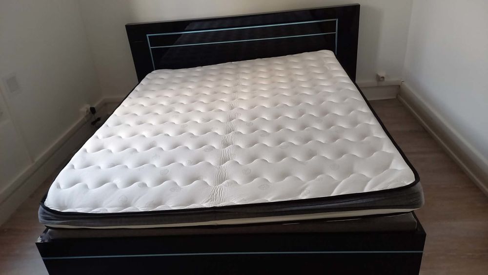 Lit double moderne noir avec &eacute;clairage LED int&eacute;gr&eacute; Meubles