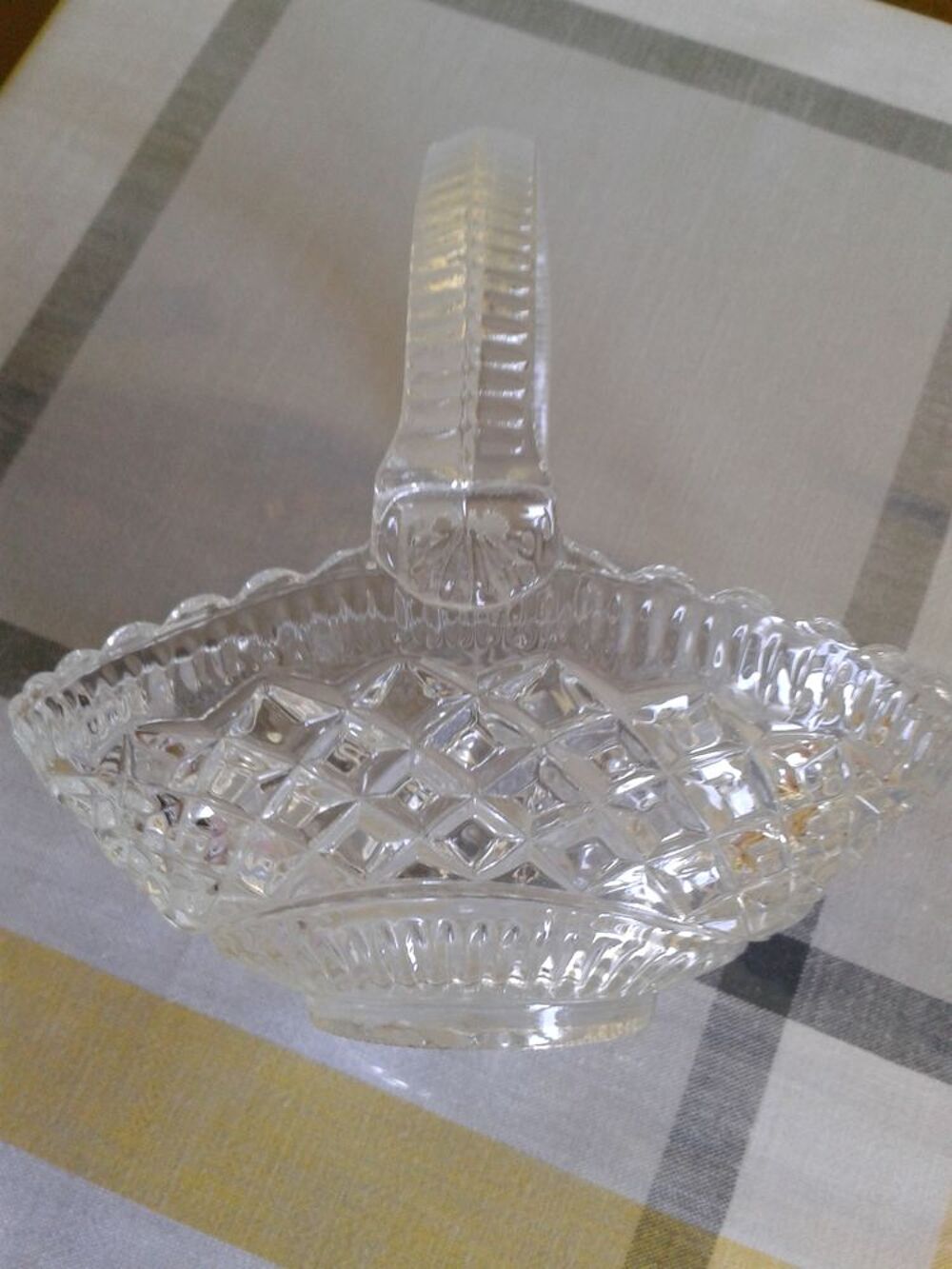 petit panier ancien en verre moul&eacute; Décoration