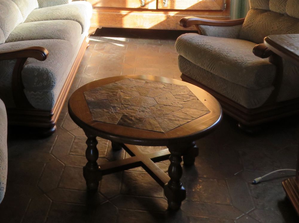 TABLE BASSE AVEC PLATEAU CARRELE et 2 luminaires
Meubles