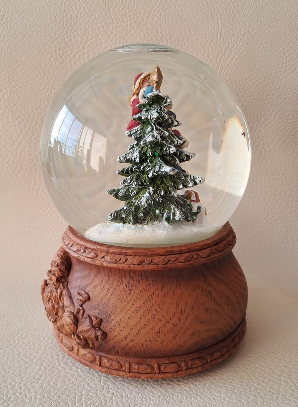 boule &agrave; neige avec d&eacute;cor de No&euml;l 
Décoration