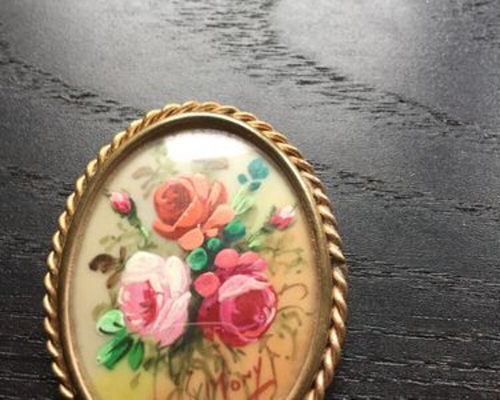 Broche ancienne sign&eacute;e Bijoux et montres