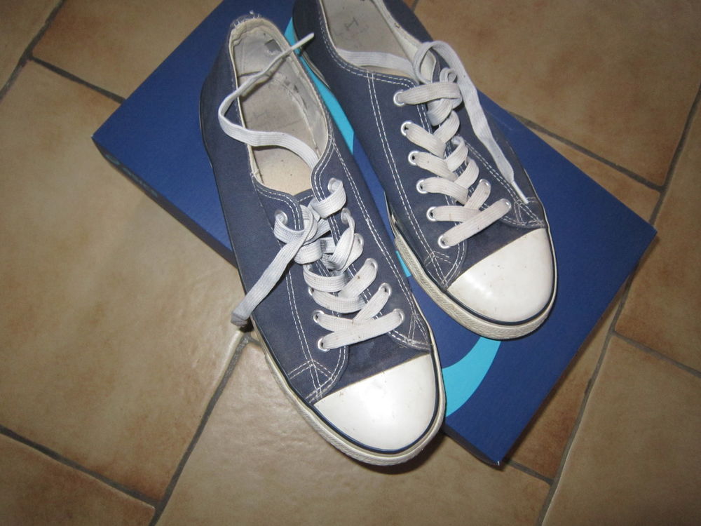 Une paire de chaussures style converse couleur beue marine Chaussures
