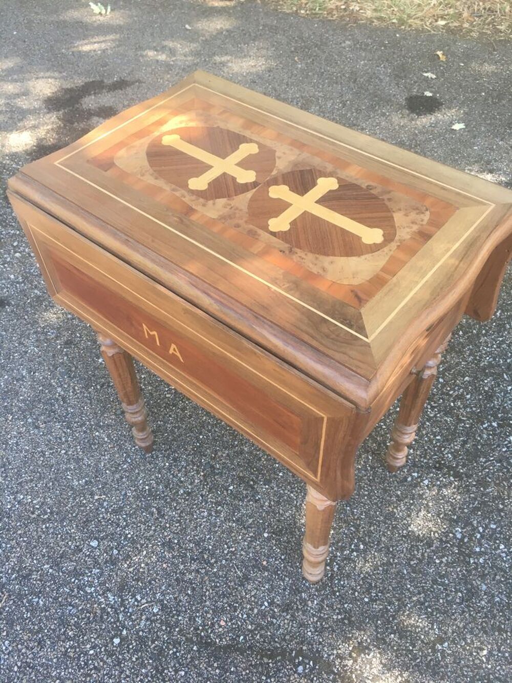 Table de nuit &agrave; volet / d'appoint / croix / marqueterie
Meubles