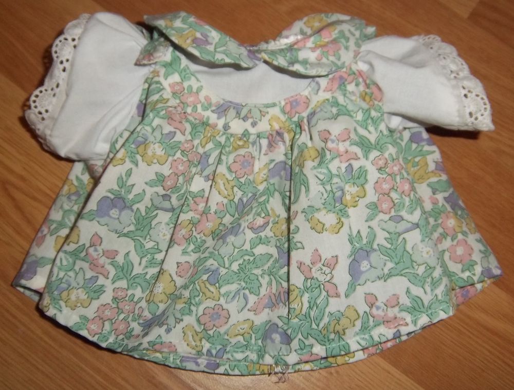 Robe poup&eacute;e imprim&eacute;e fleurs sur fond blanc Jeux / jouets