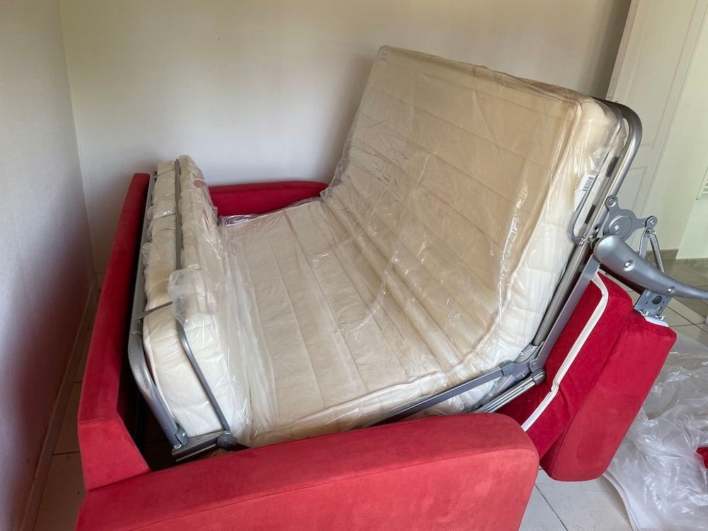 Canap&eacute; lit en Alcantara rouge &eacute;tat neuf !! jamais utilis&eacute;
Meubles