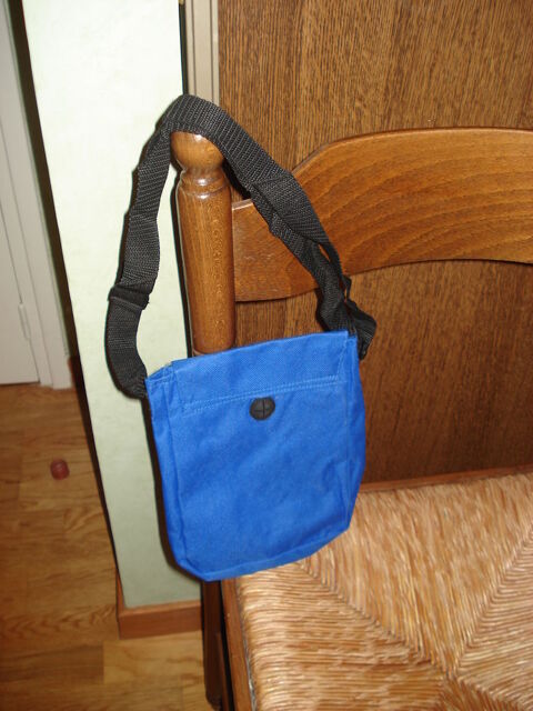 petit sacoche bleue � scratch et bandouli�re = 1 euros 1 M�rignies (59)