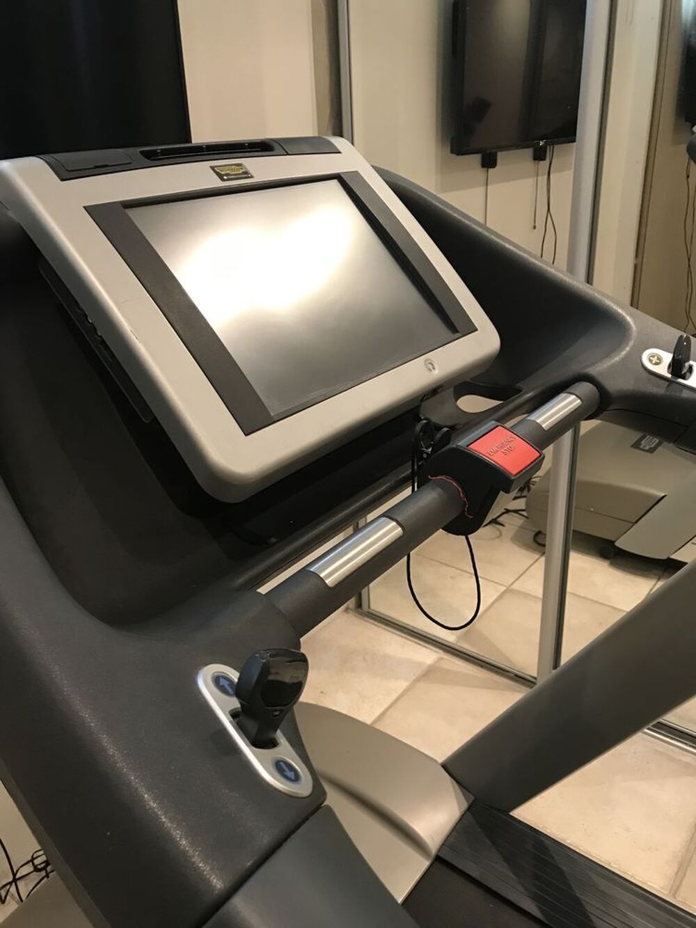 TAPIS DE COURSE PROFESSIONNEL TECHNOGYM RUN 900F DVB TV Sports