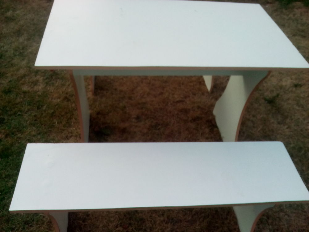 Table cuisine + 2 bancs blancs Meubles