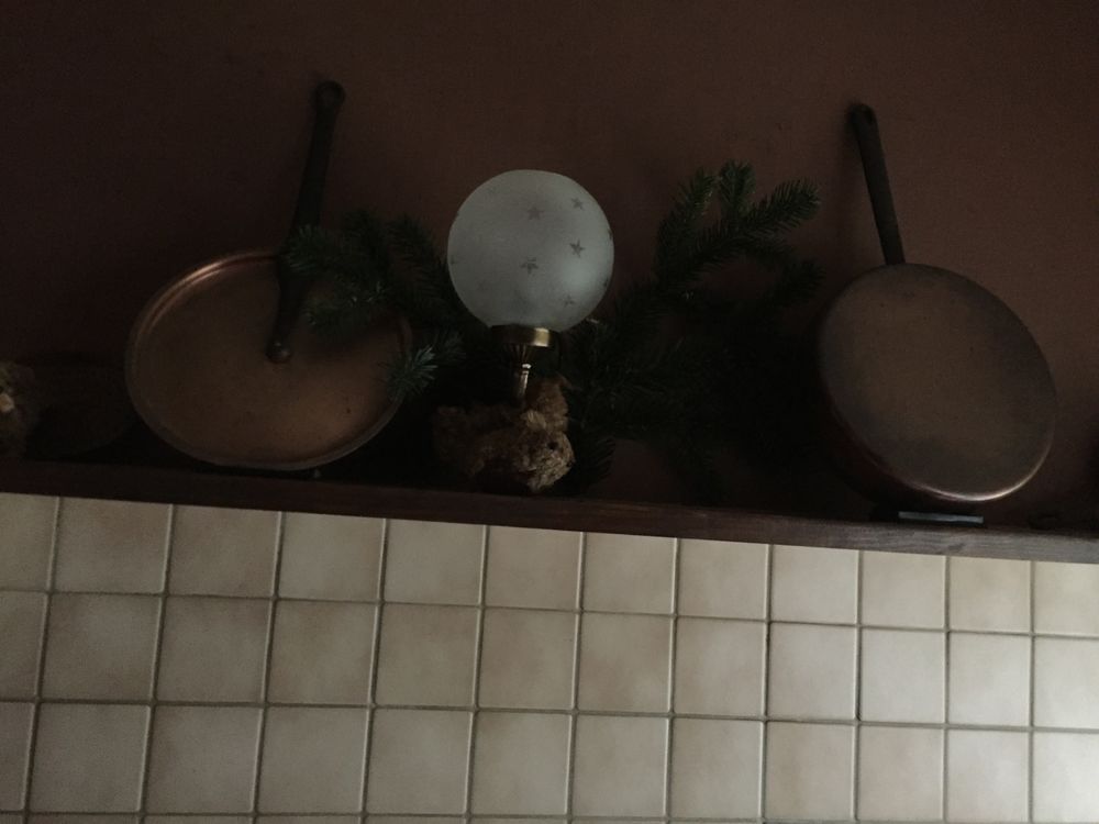  Nombreux meubles, batteries de cuisine tout en cuivre, Meubles