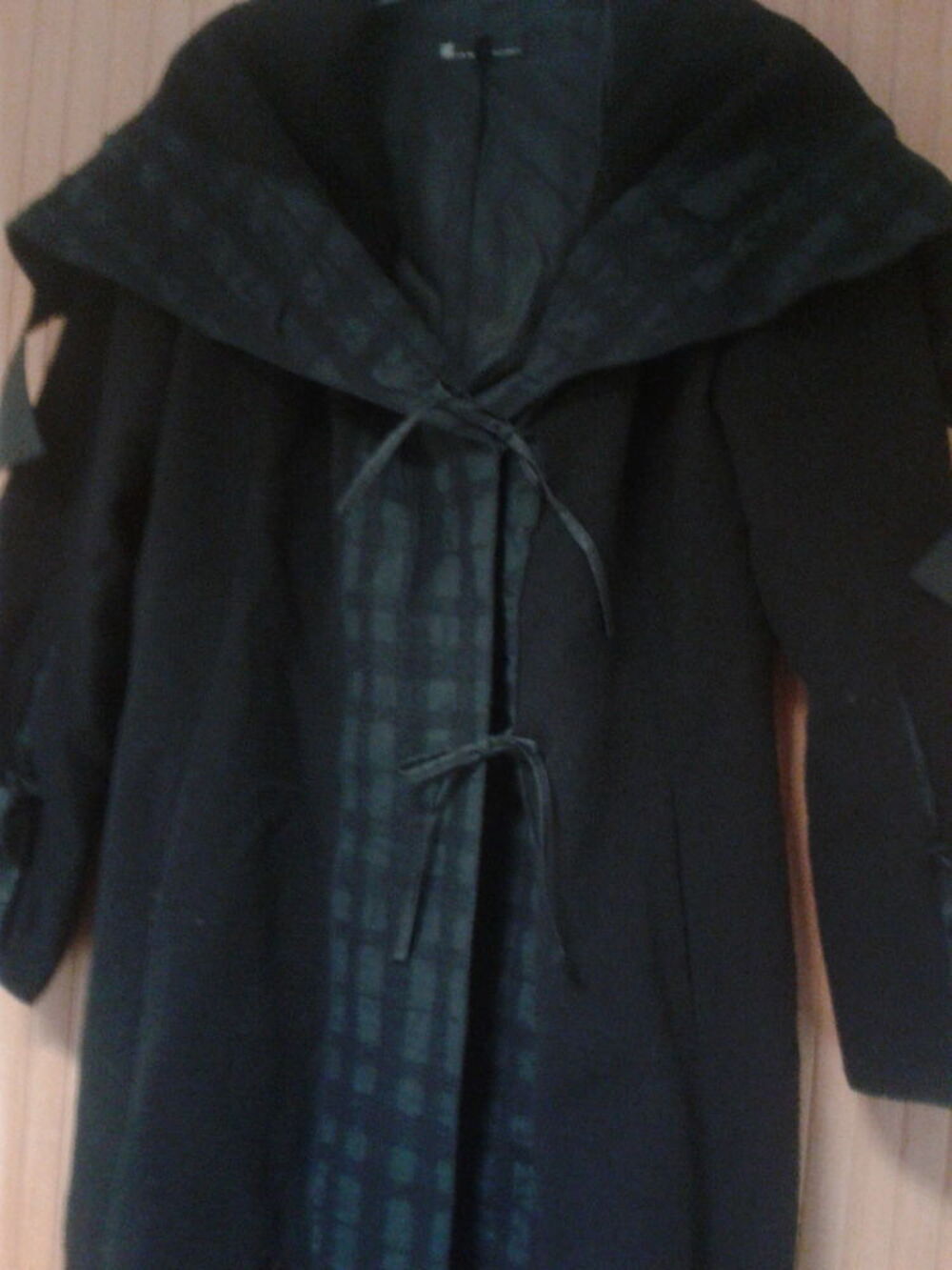 Manteau noir tr&egrave;s long. Vtements