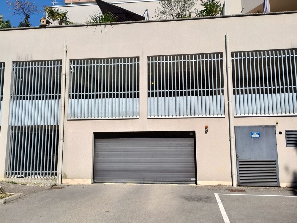 Location Parking/Garage PARKINGS EN SOUTERRAIN Besançon