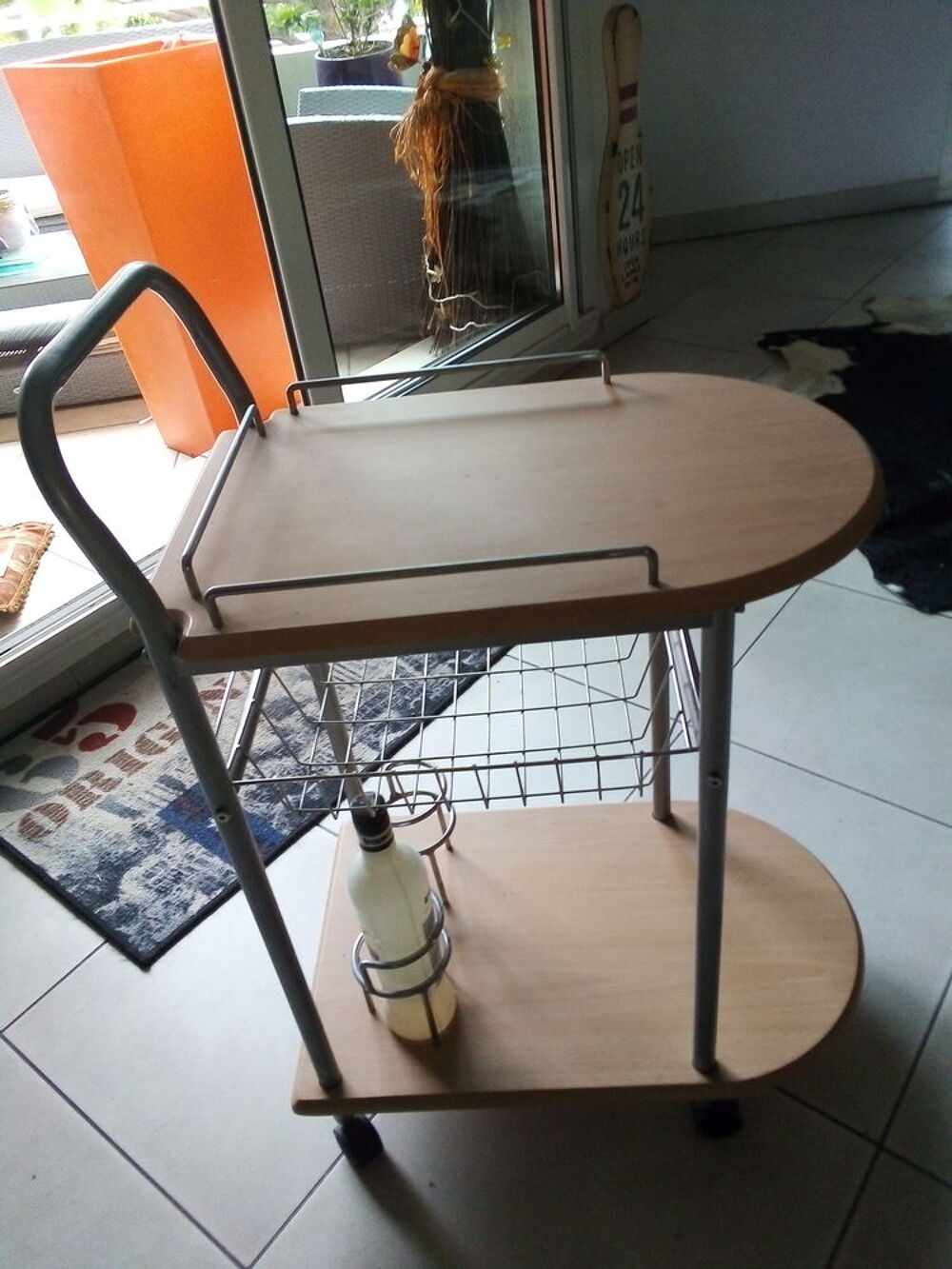 Belle d&eacute;serte avec roulettes en bois blond style scandinave Meubles