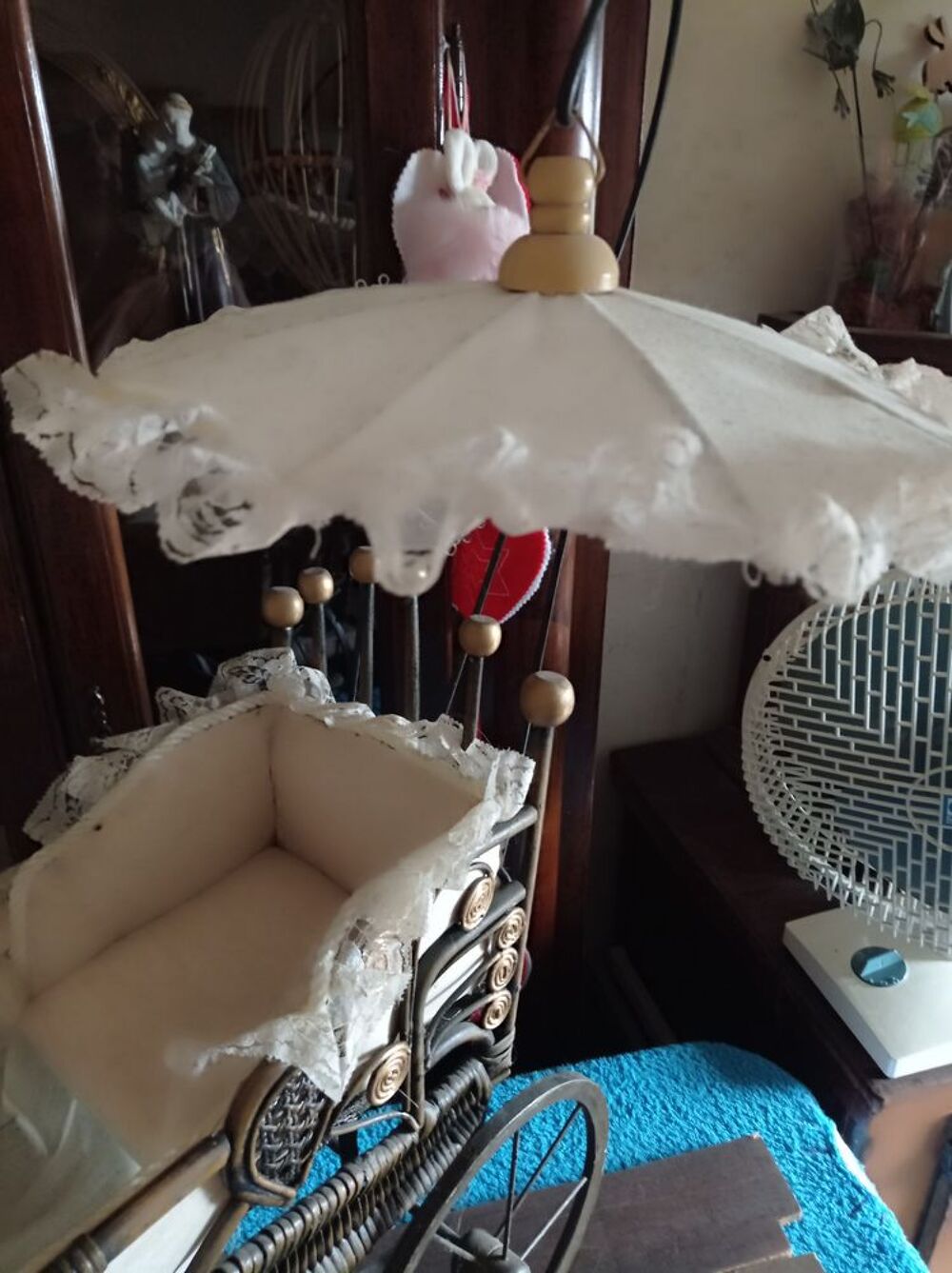 Poussette d&eacute;corative vintage en bois avec capote en dentelle 
