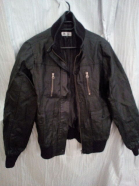 Veste courte simili -cuir  noire taille 40 10 Savigny-sur-Orge (91)
