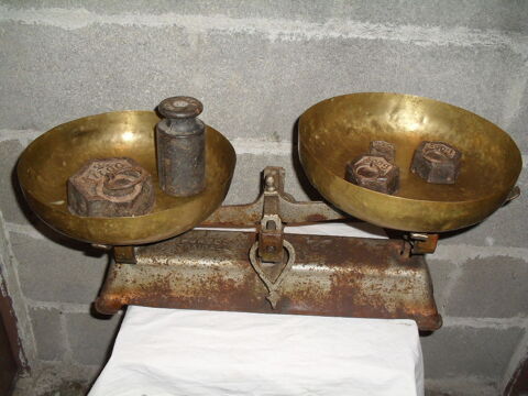 Ancienne balance à plateaux pesée maxi 15kg + 4 poids 12 Toul (54)