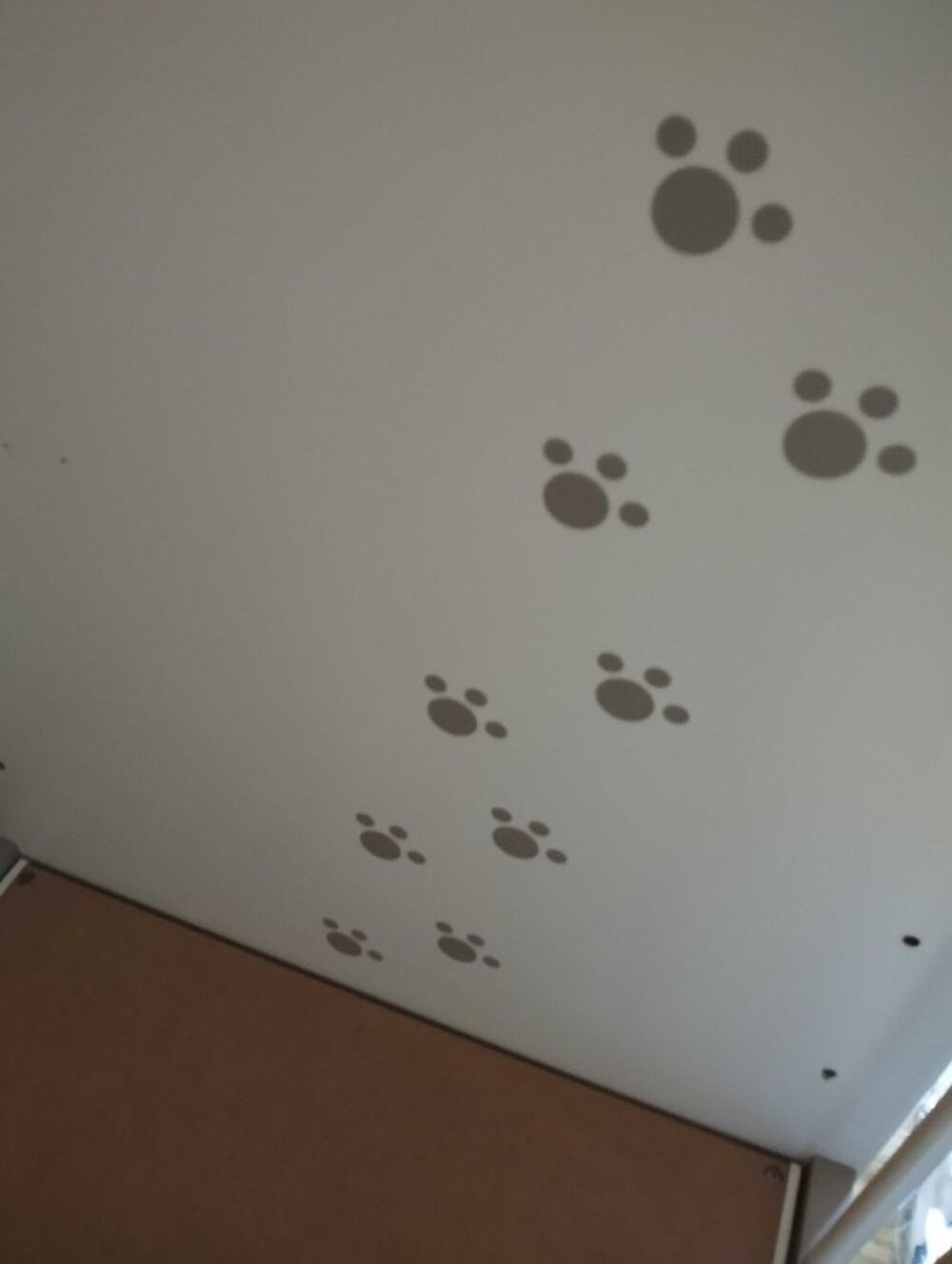 lit a barreaux blanc avec son matelas Mobilier enfants
