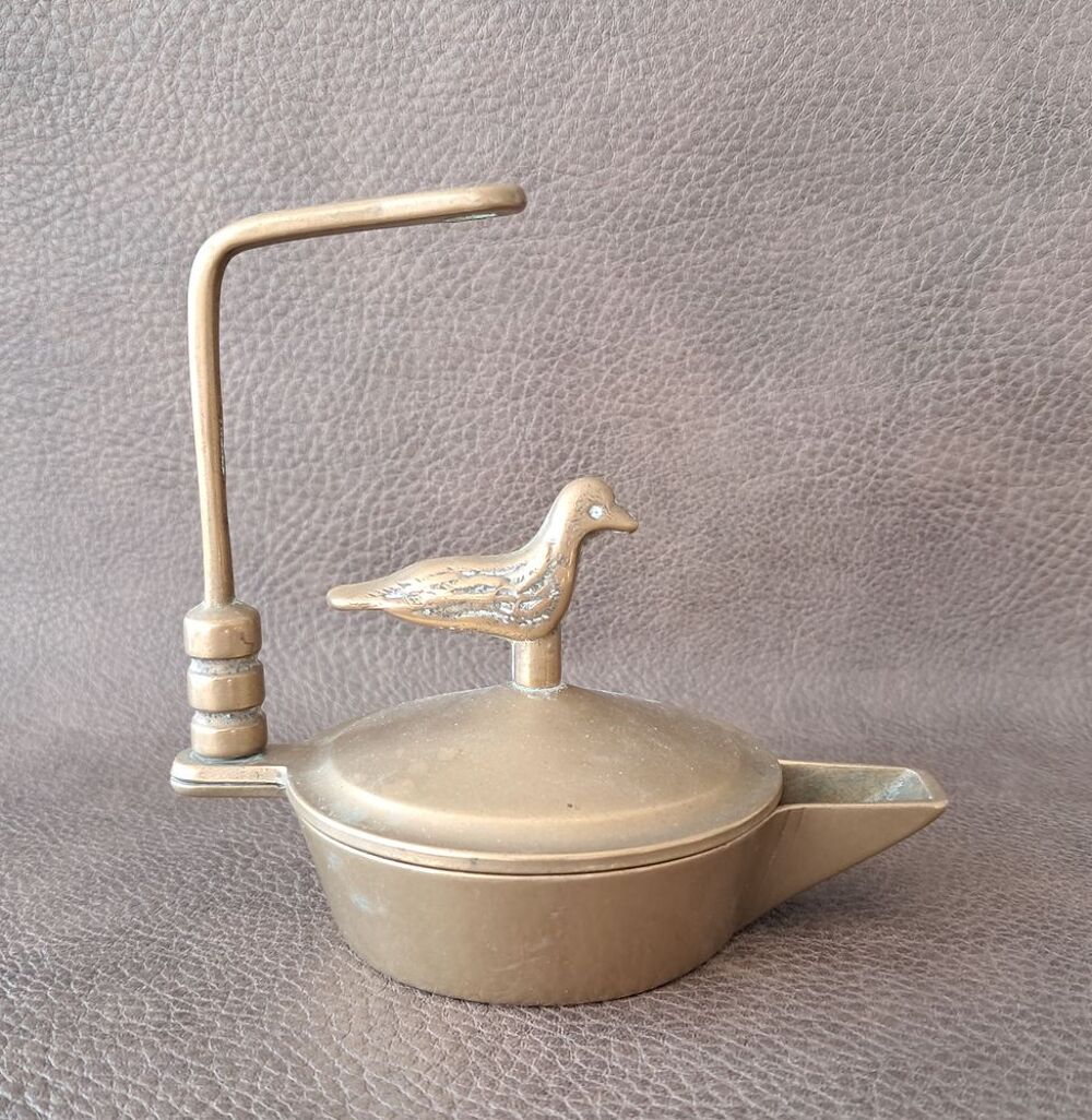 lampe &agrave; huile en laiton surmont&eacute;e d'un oiseau 
Décoration