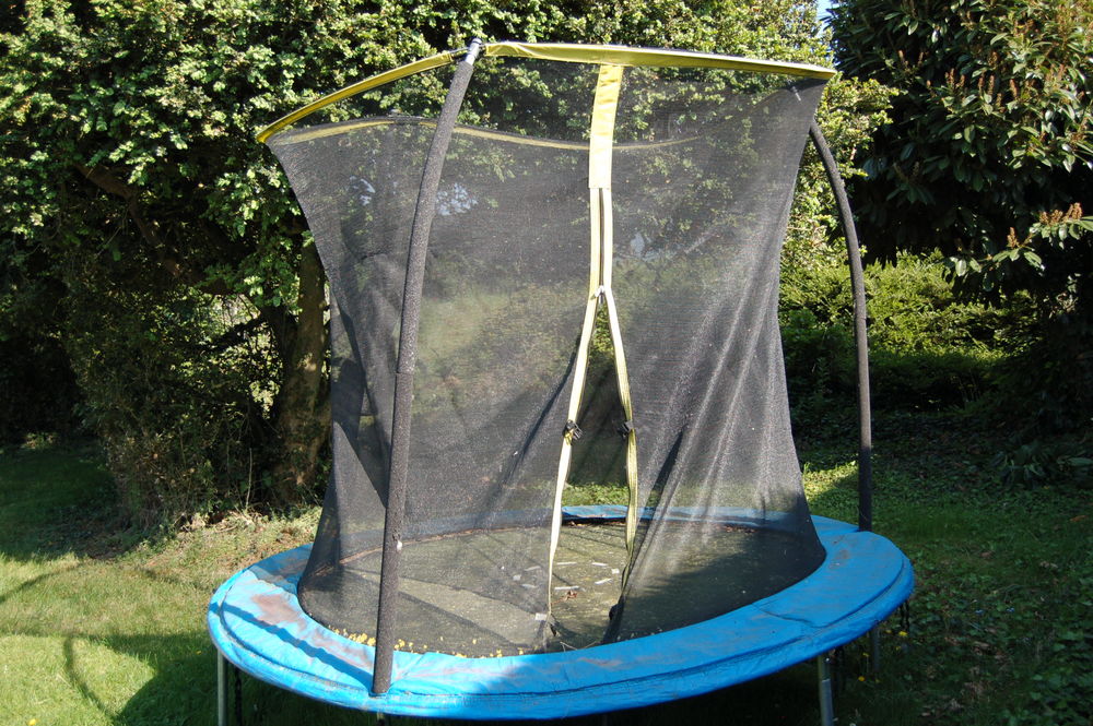 Un Trampoline en bon &eacute;tat de jeux de 2M Jardin