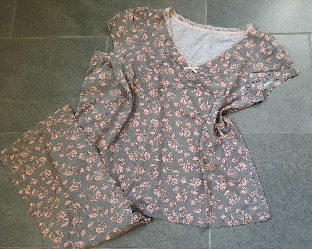 Pyjama gris taupe imprime fleuri rose - T 38 - 40 ou 40 Vtements