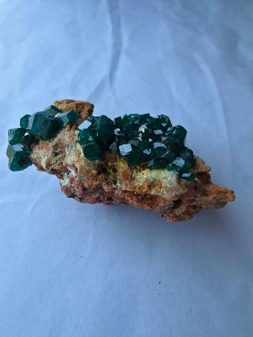Magnifique Dioptase sur Matrice-Cristaux Vert Emeraude-RDC 50g 