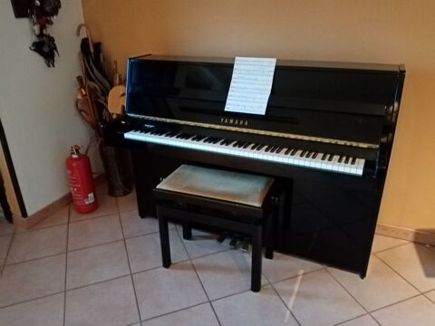 Piano droit YAMAHA 1500 Beaupont (01)