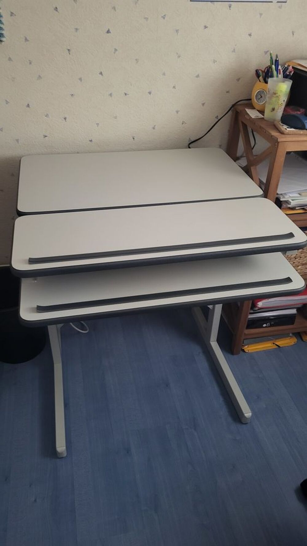 bureau avec tablette coulissante.
bon etat Meubles