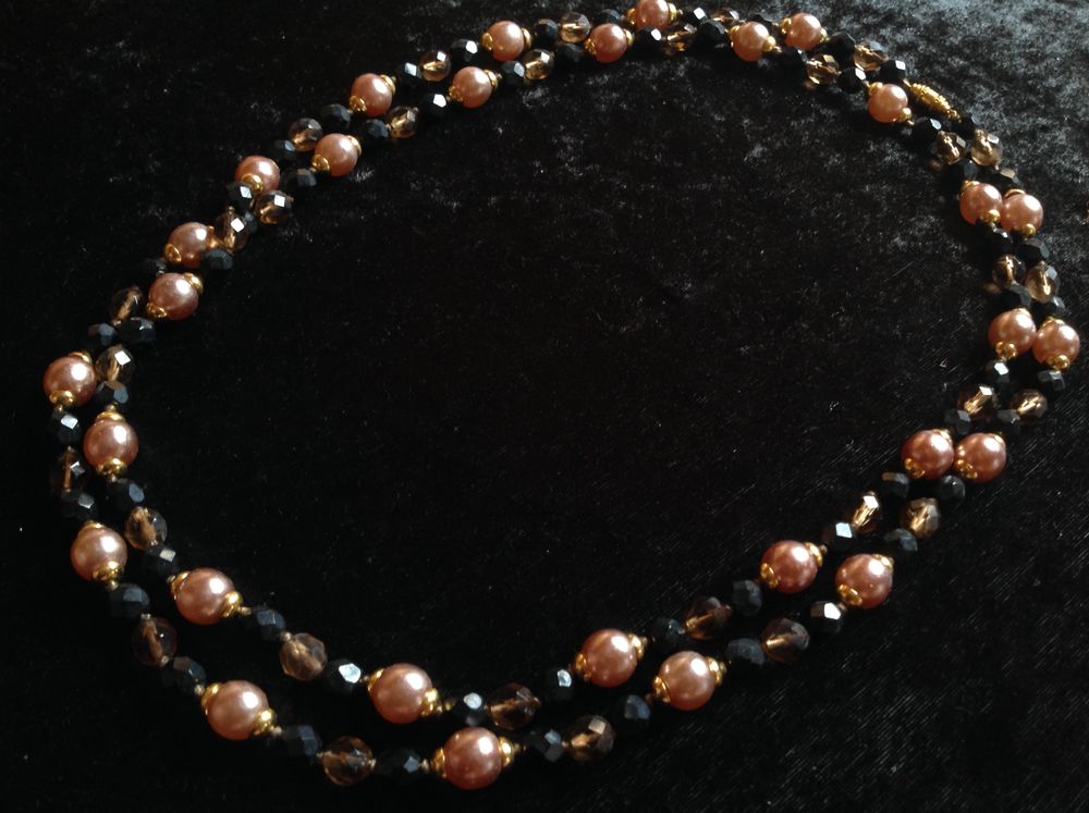 COLLIER SAUTOIR DE PERLES NACR&Eacute;E NOIR ET TRANSPARENTE Envoi Bijoux et montres