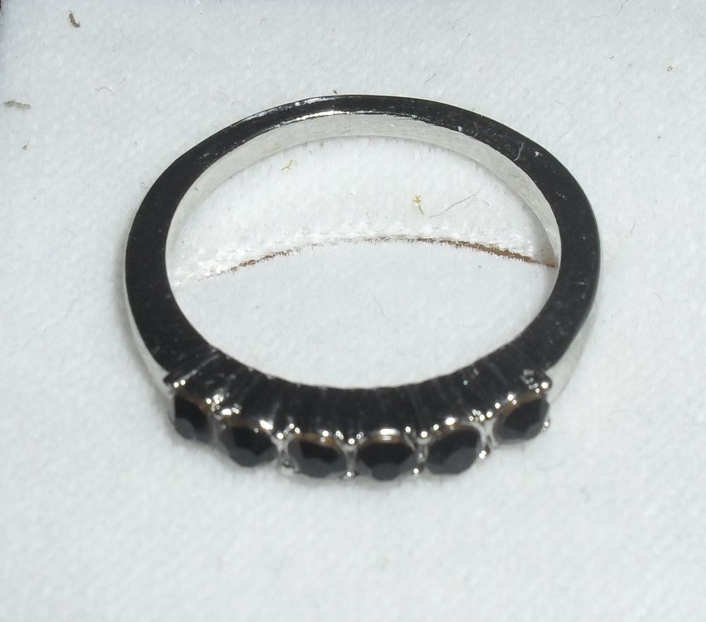 Superbe Bague Vintage avec 6 petits brillants. Bijoux et montres