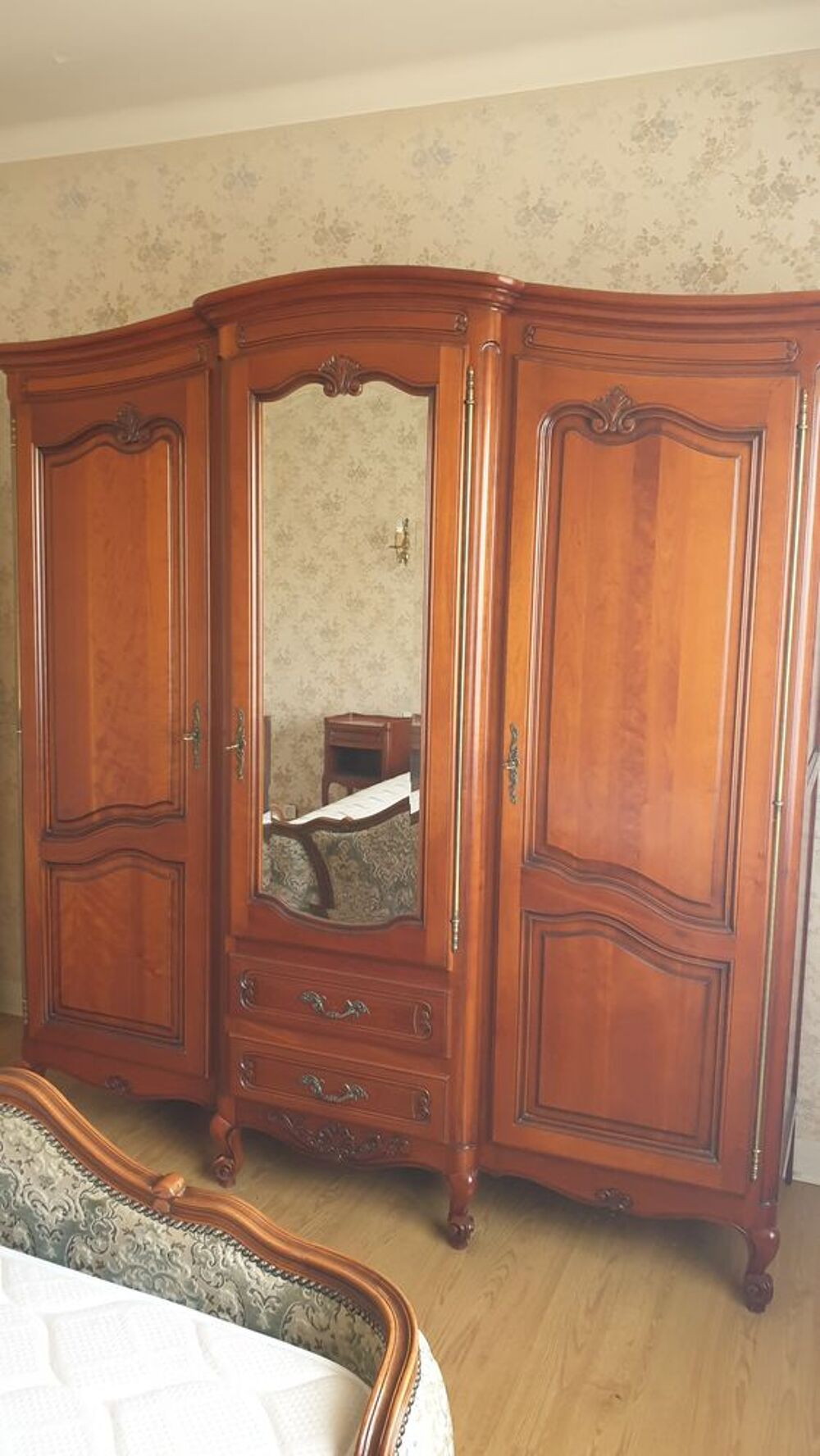 JOLIE CHAMBRE EN MERISIER AVEC LIT CAPITONNE Meubles