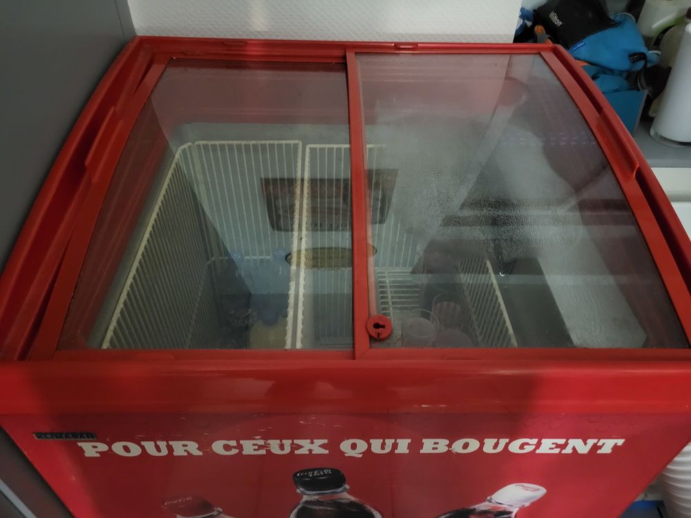 frigo de marque Coca Cola, deux paniers de rangements Electroménager