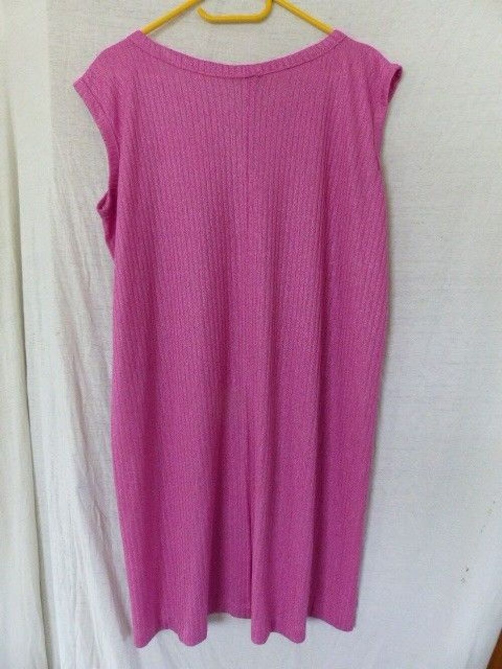 robe rose legerement brillante taille 52 neuve Vêtements