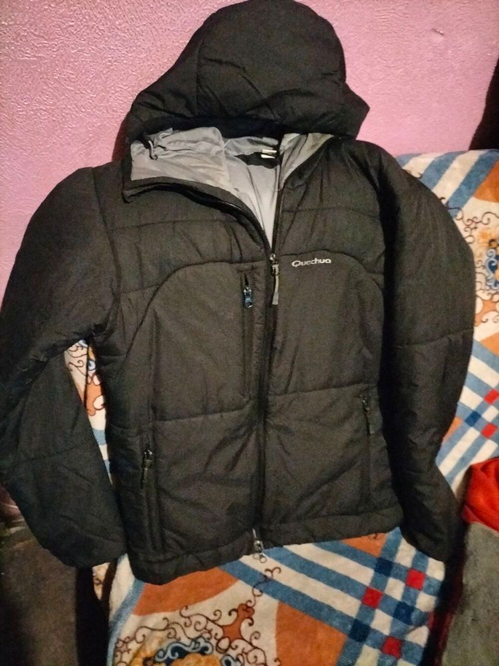 Doudoune a capuche quechua taille S tr&egrave;s bon &eacute;tat Vêtements