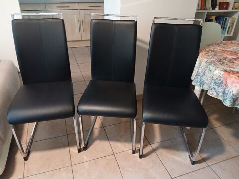 Lots de 3 chaises rembourrées noires. 50 Bron (69)