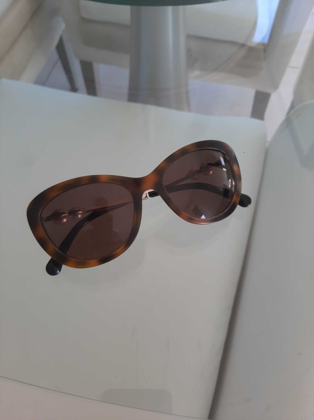 rare lunettes de soleil Chanel 2 perles Bijoux et montres