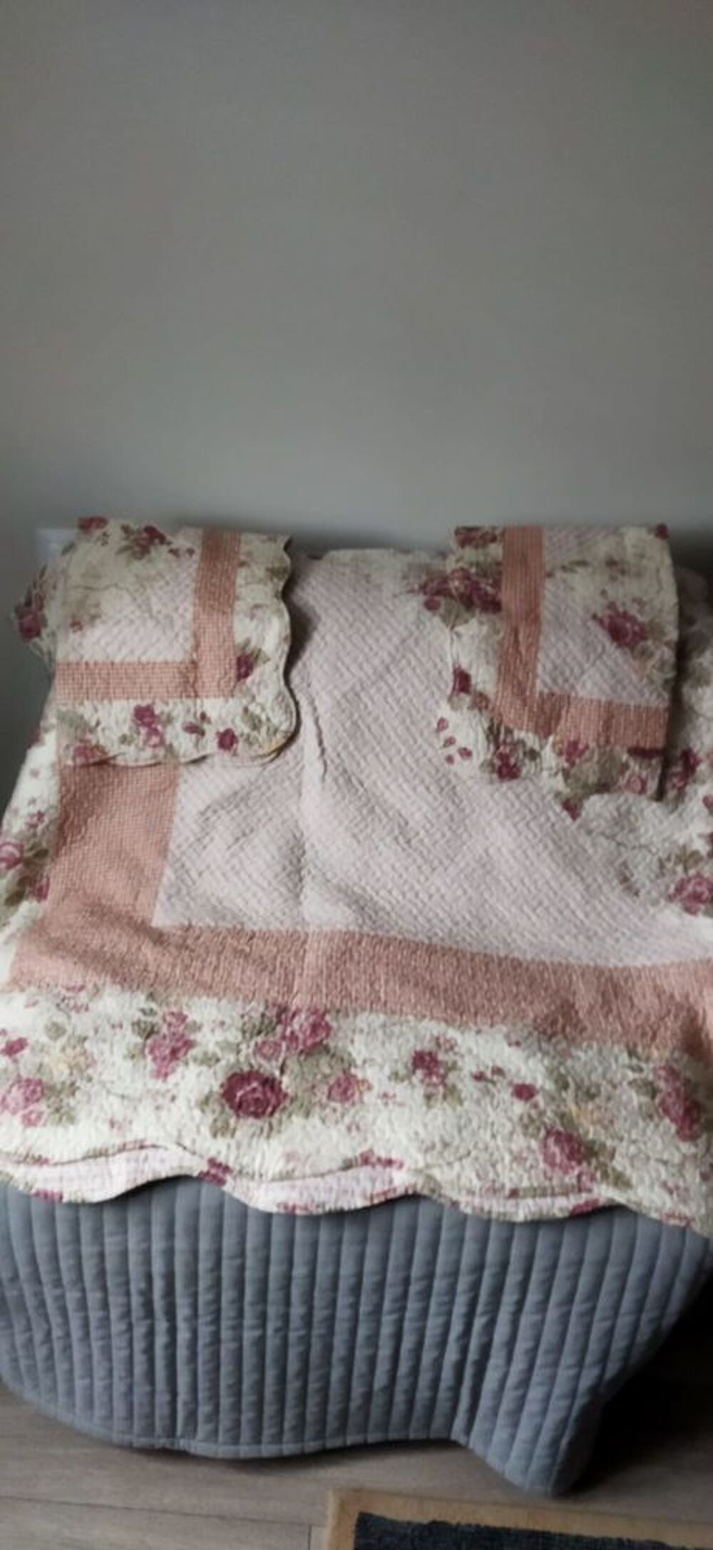 Boutis beige ros&eacute; lit 2personnes 240/220 +deux oreilles Décoration