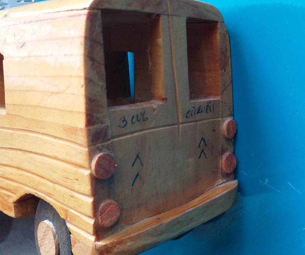 Voiture 3 cv CITROEN en bois, cr&eacute;ation artisanale de MADAGASCAR Jeux / jouets